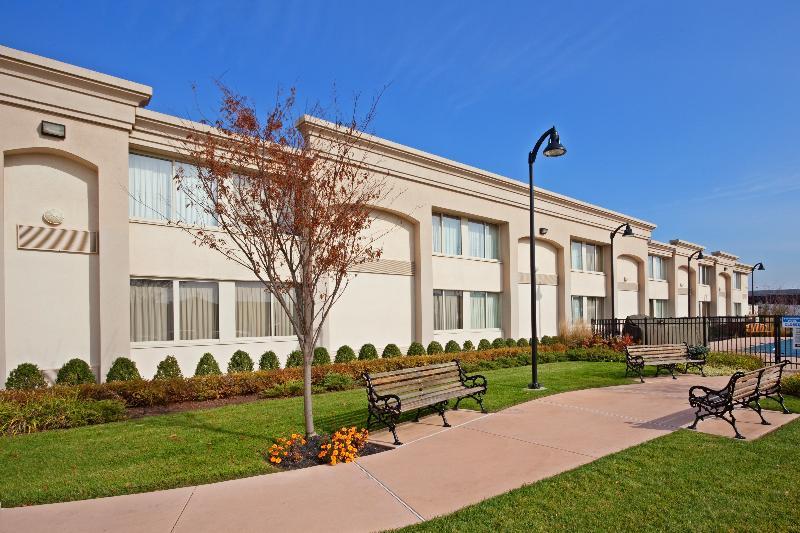 Red Roof Inn Plus Newark Liberty Airport - Carteret Exterior photo